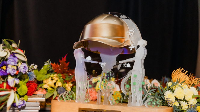 Attēlota zelta krāsas būvniecības ķivere konkursam "Zekta ķivere"