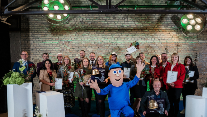 Bildē redzami uzvarētāji ar balvu "Zelta ķiveri" un visu to uzņēmumu pārstāvji, kas piedalījās konkursā.