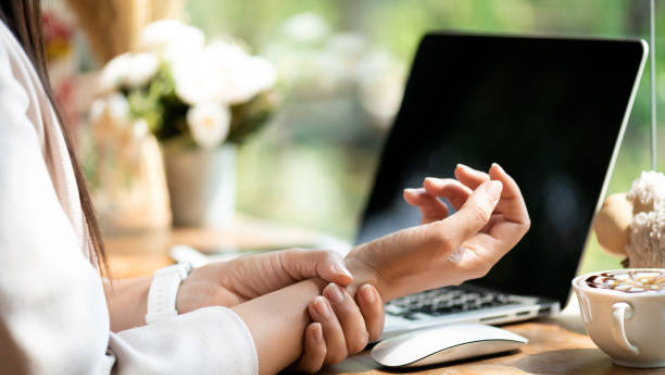 Ilustratīvs foto - biroja darbā nogurušas rokas