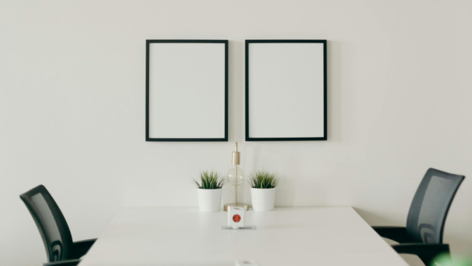 Moderna ofica telpa ar simetrisku izvietojumu