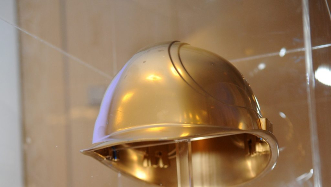 Zelta krāsas būvnieku ķivere, kas nosaukta par "Zelta ķivere"