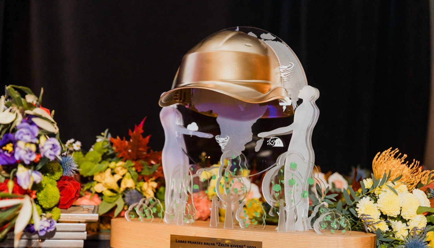 Attēlota zelta krāsas būvniecības ķivere konkursam "Zekta ķivere"