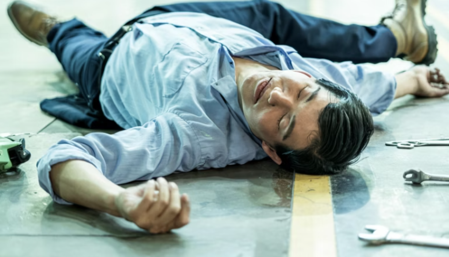 Mākslīgā intelekta veidots attēls, kur cilvēks ir cietis darba vietā