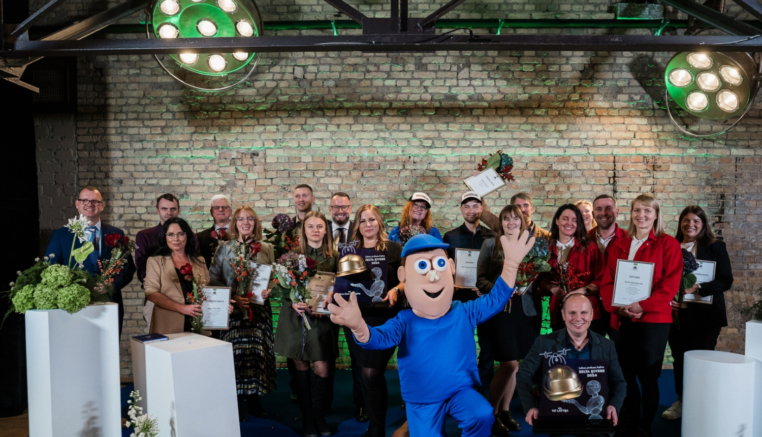 Bildē redzami uzvarētāji ar balvu "Zelta ķiveri" un visu to uzņēmumu pārstāvji, kas piedalījās konkursā.