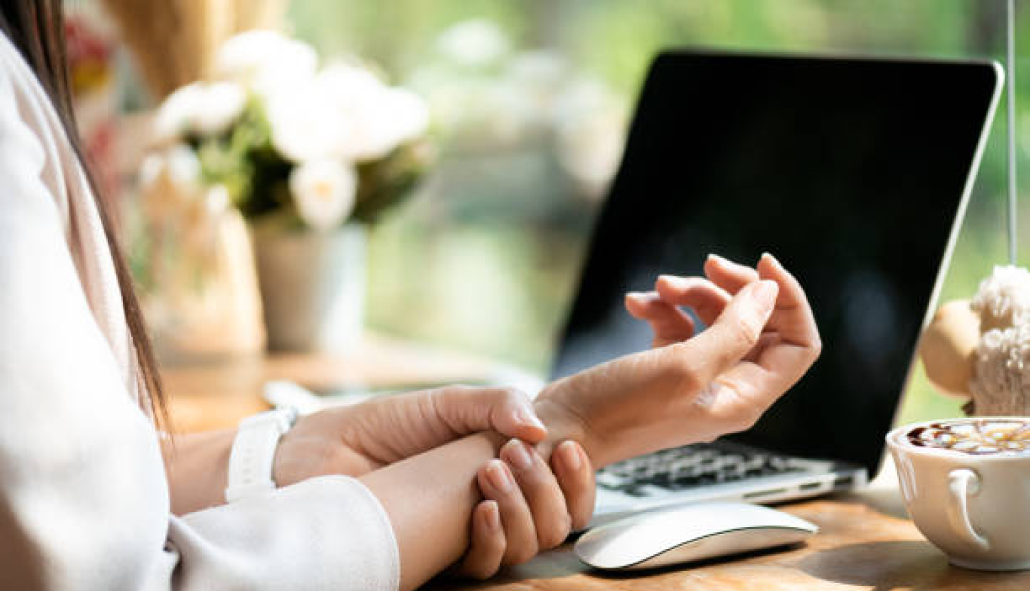 Ilustratīvs foto - biroja darbā nogurušas rokas