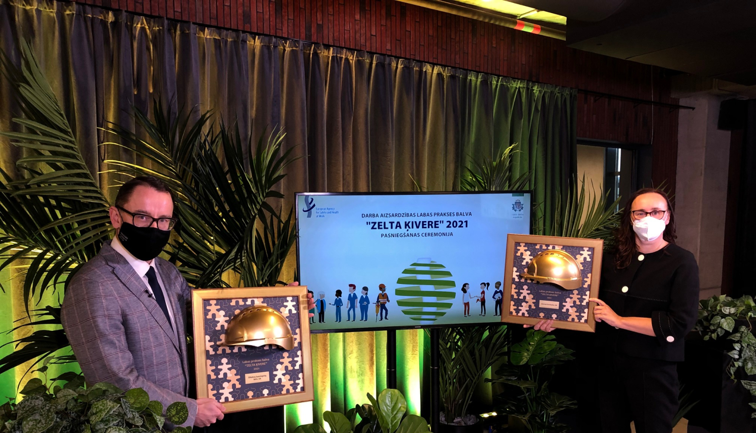 VDI Direktors kopā ar konkuras uzvarētāju prezentē balvu "Zelta ķivere"