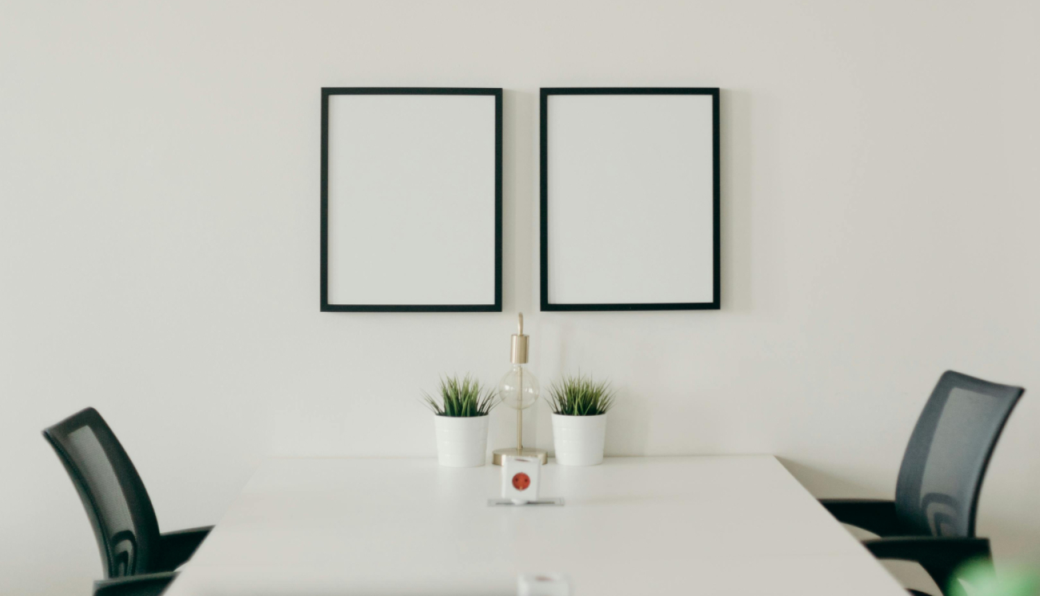 Moderna ofica telpa ar simetrisku izvietojumu