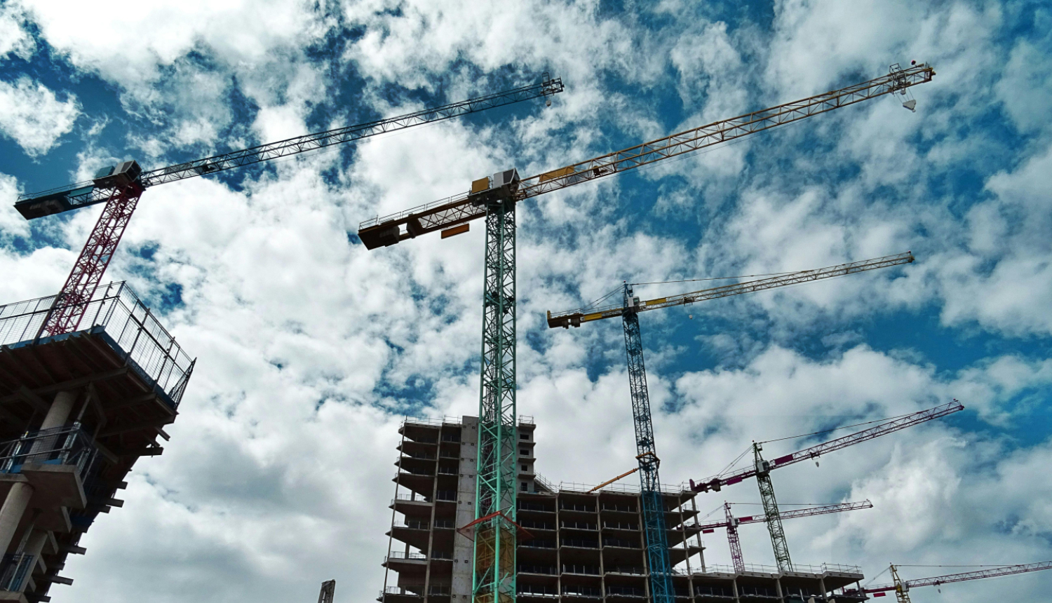 Būvobjekts ar vairākiem ceļamkrāniem.