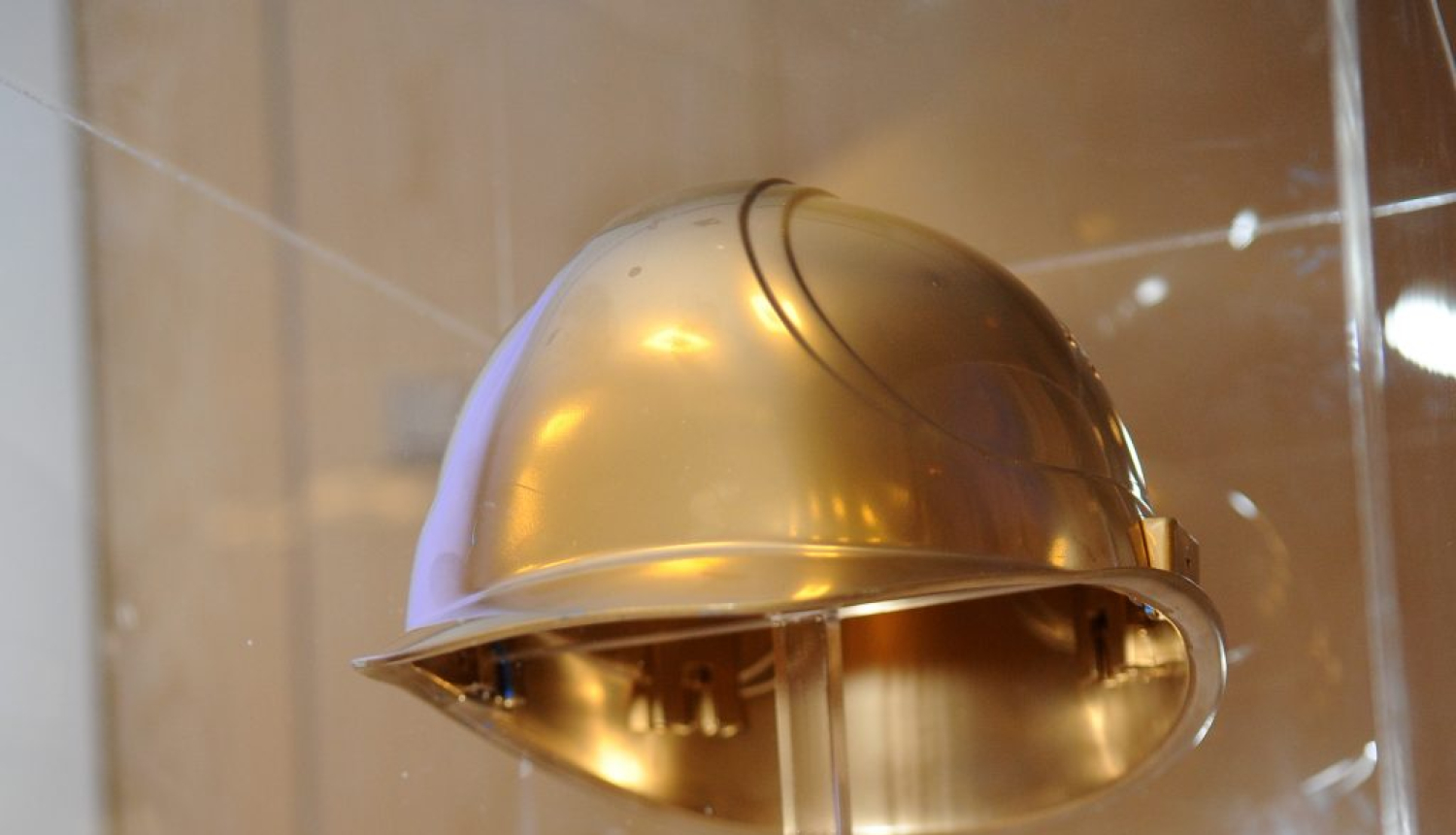 Zelta krāsas būvnieku ķivere, kas nosaukta par "Zelta ķivere"